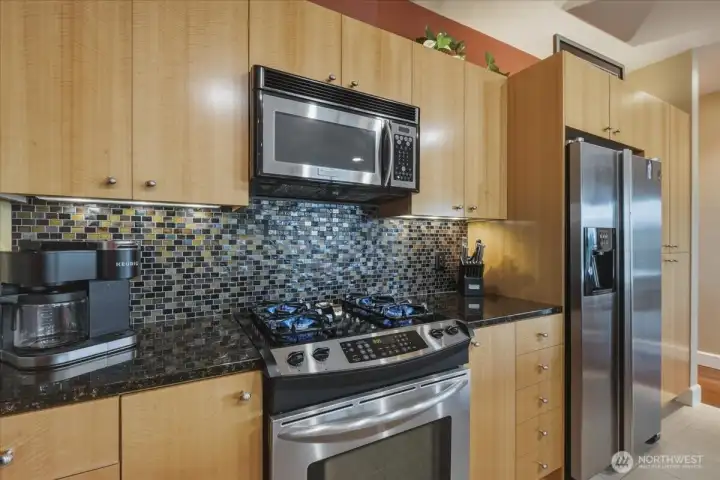 Kitchen, gas stove, built-in microwave, tile floor, granite counters