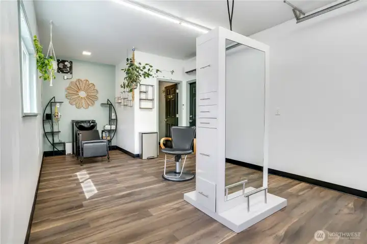 Currently configured as an independent salon, this finished space can adapt to a wide variety of future uses depending on your needs.