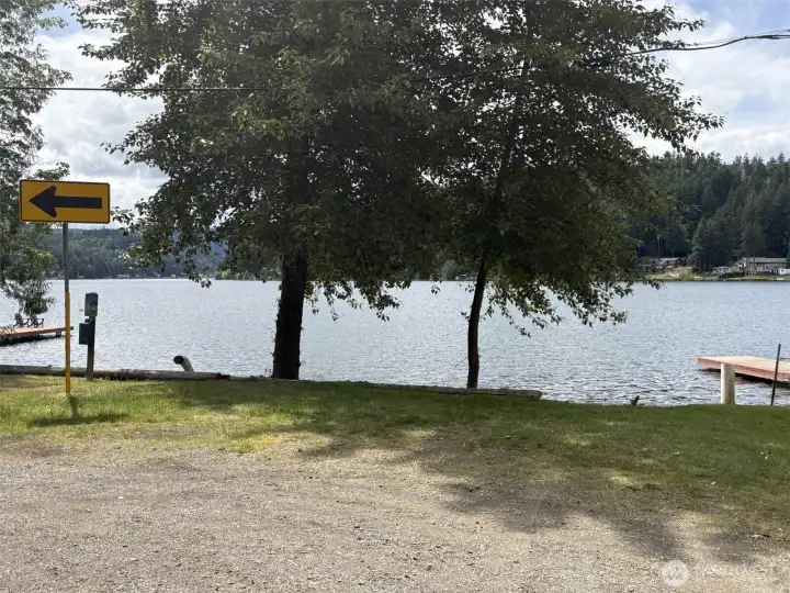 Community access to the lake is a 2 minute walk from the property. Kayak, paddleboard and swim.