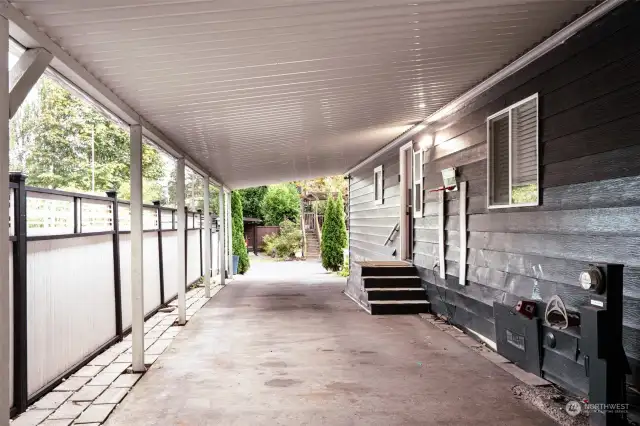 Huge carport fitting up to 3 cars!