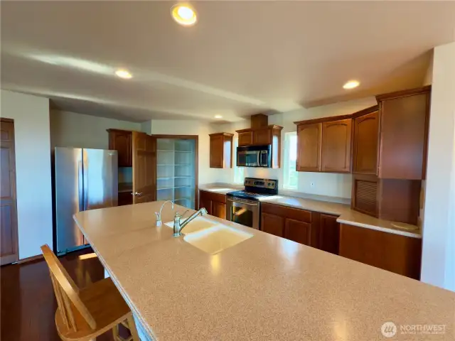 Beautiful kitchen w large walk in pantry