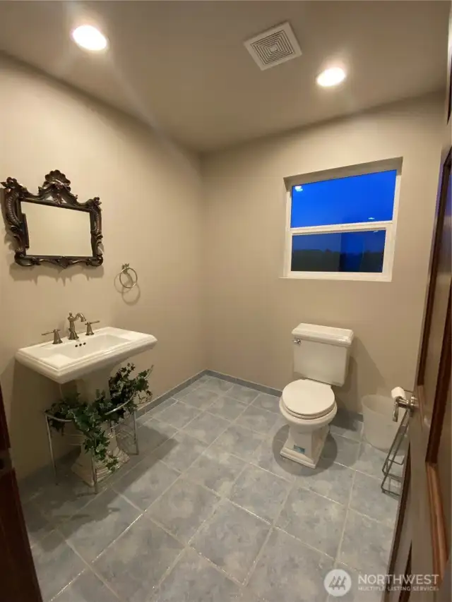 upper level 1/2 bath