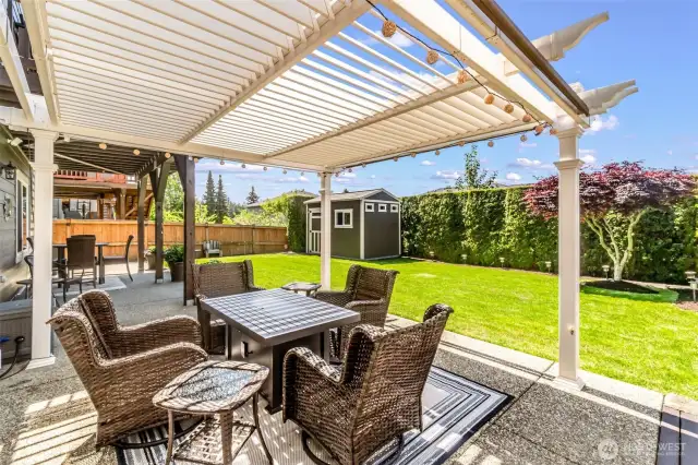 Pergola with movable louvers