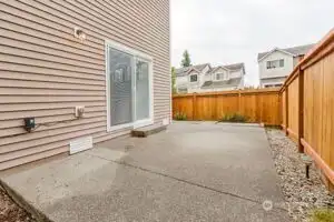 Very well maintained patio.
