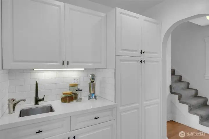 Separate sink for preparing coffee or drinks!