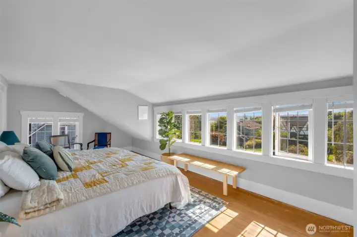 Light and view of Mt. Rainier and Lk Washington