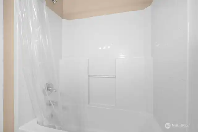 Upstairs 2nd Bathroom Shower/Tub