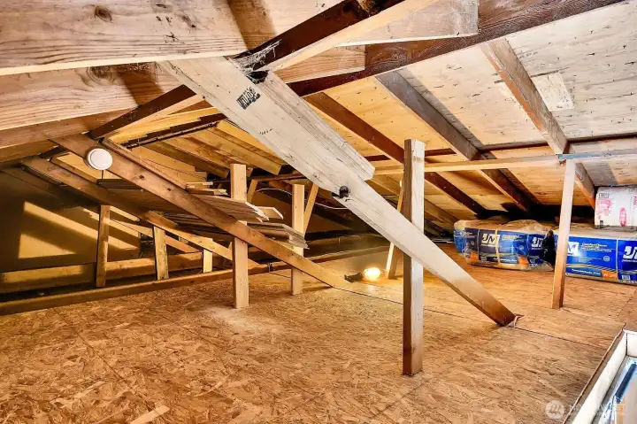 520-SF attic Storage Bay above garage via pull-down stairway