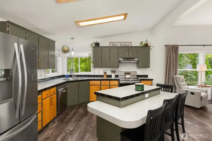 Great central kitchen island with eating space.