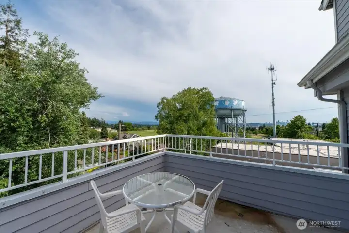 The community 4th floor rooftop deck has southern views of Maple Leaf Reservoir Park, downtown Seattle and Bellevue, Lake WA, and Mt. Rainier on a clear day!