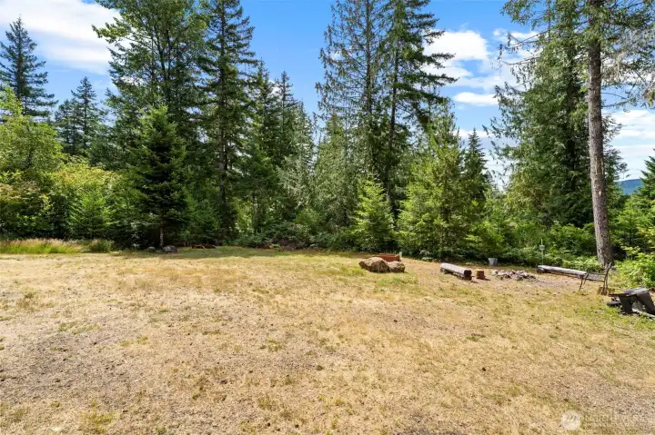 Campfire area that even has horseshoe pits