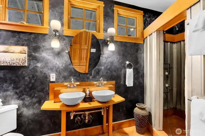 Big bathroom with double sink and galvanized steel steampunk-style shower Big bathroom with double sink and galvanized steel steampunk-style shower