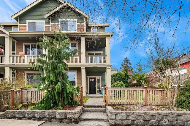 Beautifully updated and very well maintained 4 Bedroom/3.5 Bathroom/1 Car Garage, Air Conditioned Townhome, in sought after West Seattle Highpoint Community!  Great area!  Short walk to West Seattle Elementary and Community Center. Close to shopping, Alki Beach Park, bus lines and the West Seattle Ferry Terminal. EZ commute - 15 minutes to Downtown Seattle.