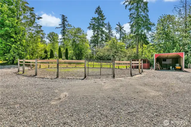 60' Round pen, chicken coop and Utility Lean-To