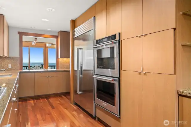 Custom kitchen w/ high end appliances