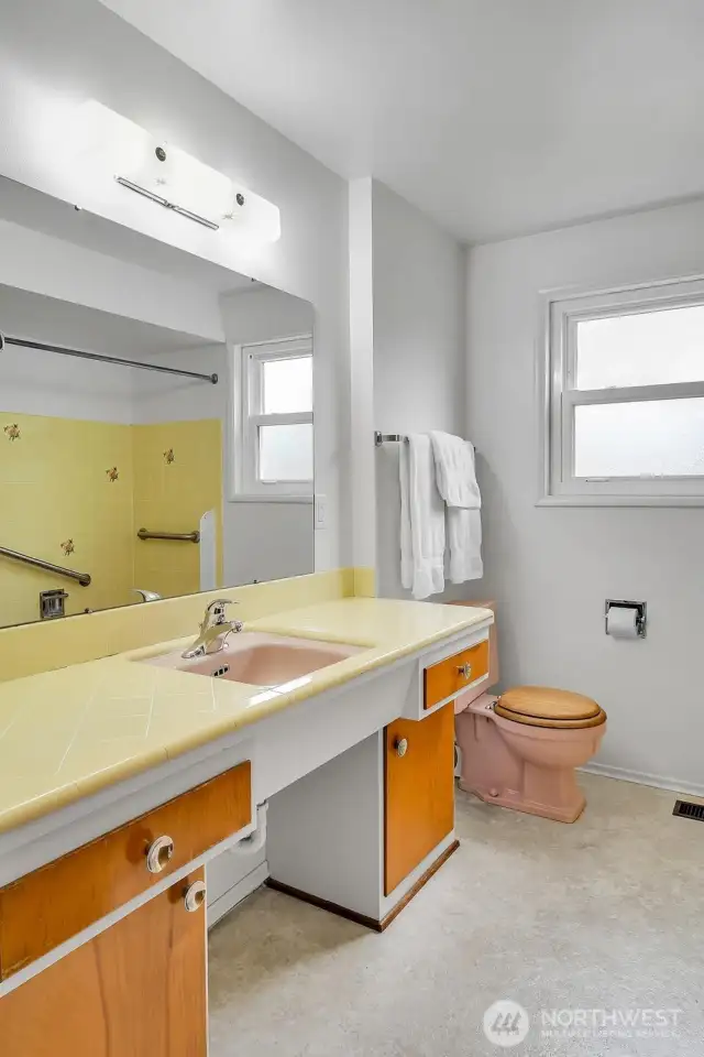 Full bath off hallway has a mid century vibe