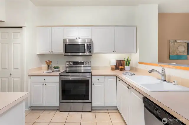 This 3 bed/2 bath condo has an open, inviting floorplan, with large spaces in the kitchen, dining and living areas.