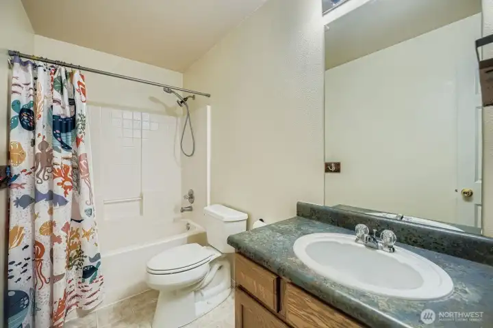 Upstairs Full Bathroom