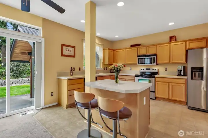 Stainless steel appliances that stay with the home.