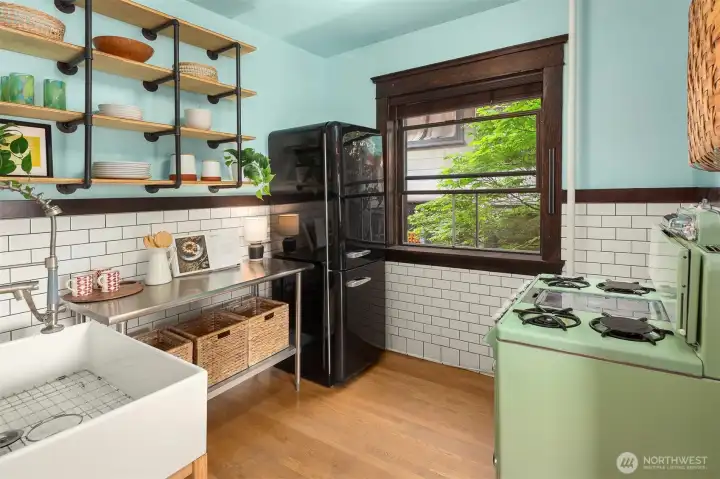 The kitchen is vintage chic. The Smeg refrigerator and O'Keefe & Merritt stove are icing on the cake here! The kitchen is vintage chic. The Smeg refrigerator and O'Keefe & Merritt stove are icing on the cake here!