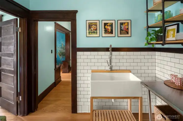 Gorgeous tile, & moulding! Gorgeous tile, & moulding!