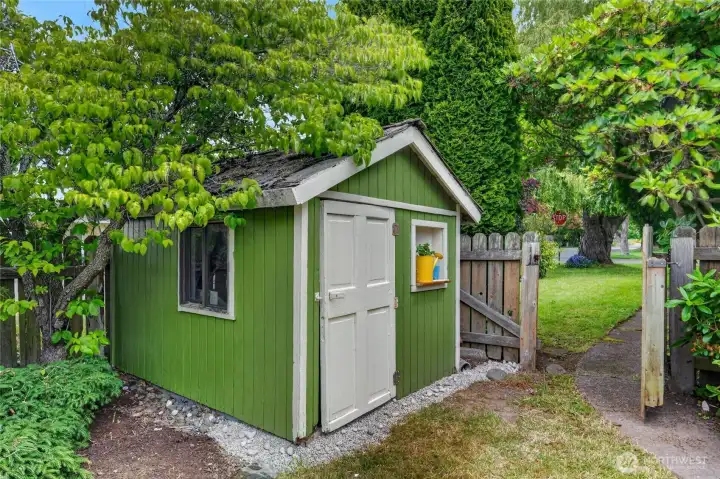 Cute shed or playhouse Cute shed or playhouse