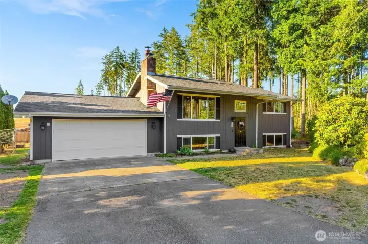 Nature privacy, and plenty of parking on this 1/4 acre!