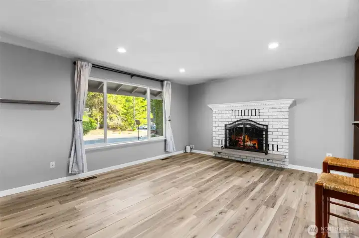 Large vinyl windows provide plenty of natural sunlight!