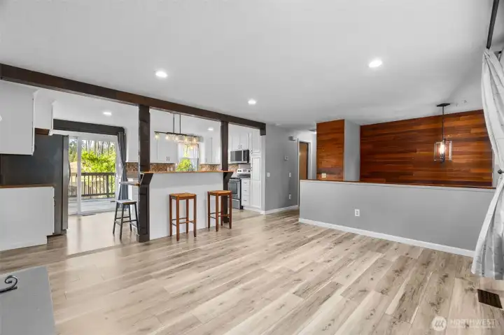 Note that back deck access via slider! Note that back deck access via slider!