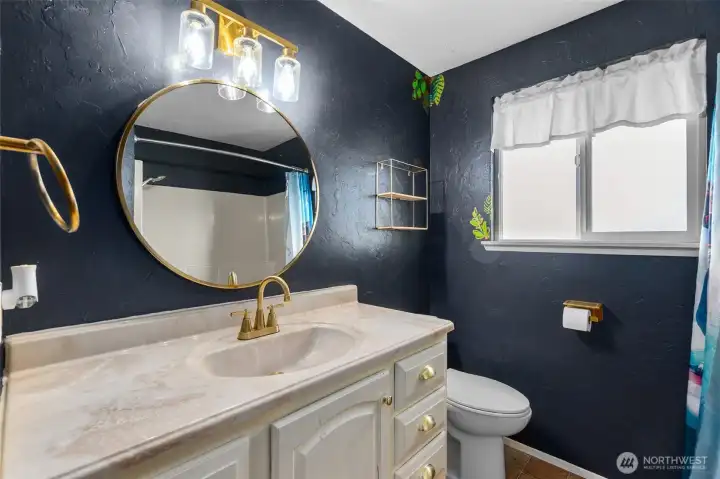 Full upstairs bath Full upstairs bath