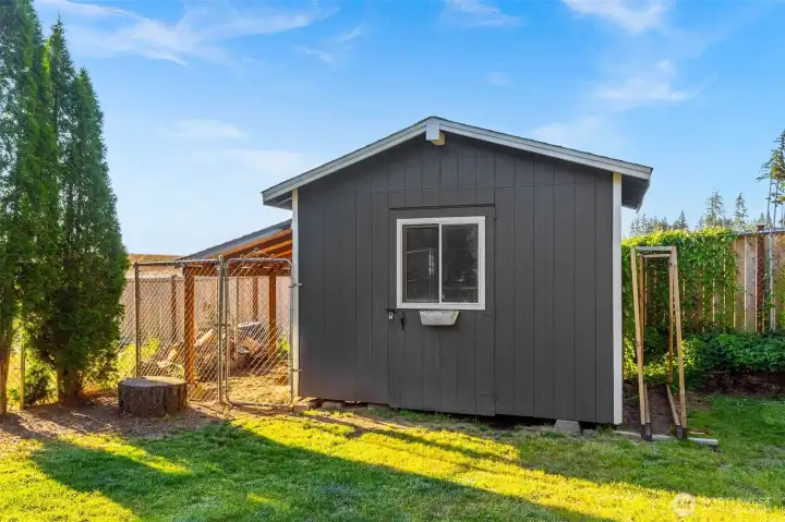 Storage shed, easy conversion to chicken coop if desired! Storage shed, easy conversion to chicken coop if desired!