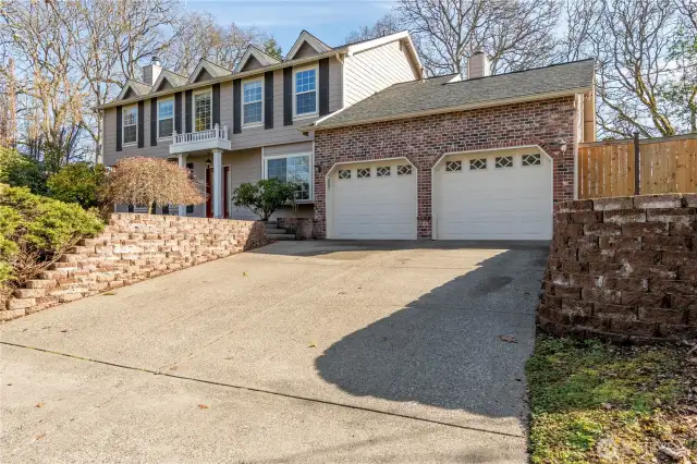 Gorgeous brick on front of garage.