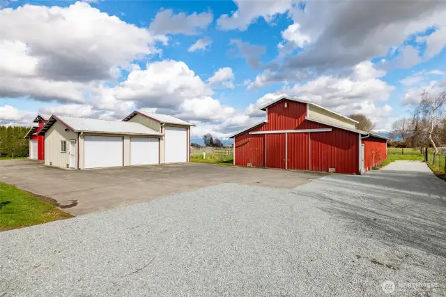 Additional heated 36'x24' Shop/Garage & Barn