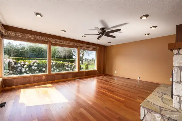 Spacious Main living room