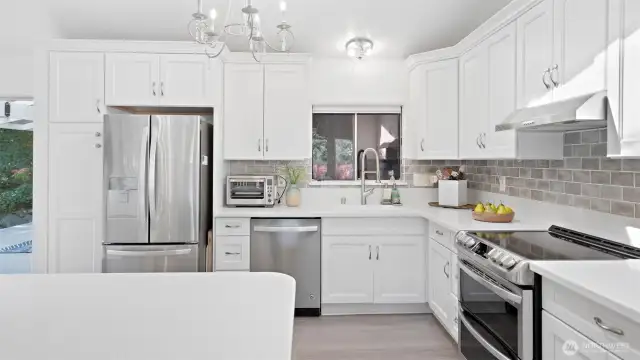Fresh and functional! The kitchen boasts all new stainless steel appliances (installed in 2023!), along with a desirable double oven and a gorgeous tile backsplash.