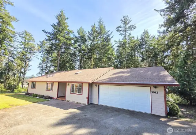 Driveway & Front, with ample parking for 6+ vehicles