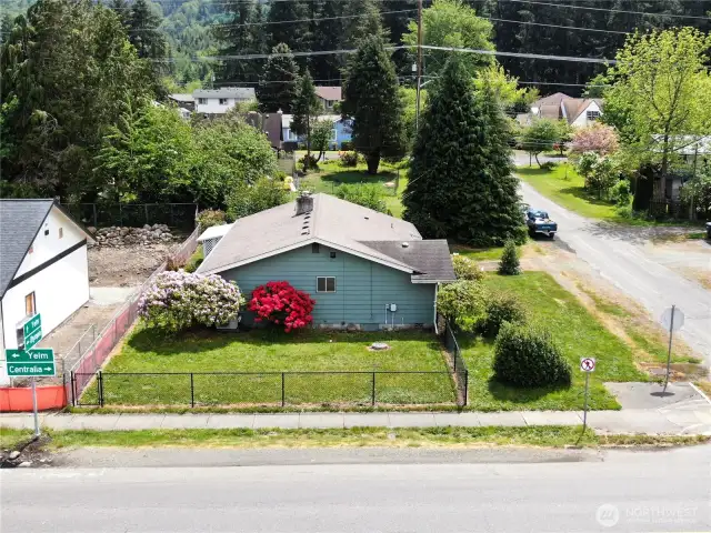 Great curb appeal in a fantastic location!