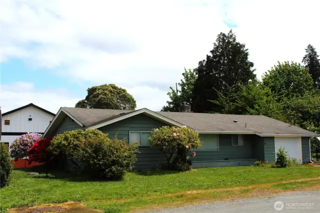 Charming home with lovely landscaping!