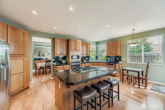 MODERN KITCHEN WITH WELL DESIGNED LAYOUT, COMES WITH ALL THE APPLIANCES.