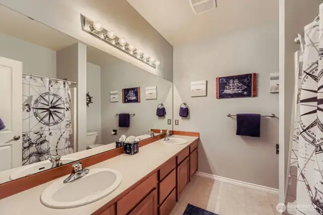 ANOTHER APPEALING FULL BATHROOM UPSTAIRS HAS IT ALL, PERFECT FOR FAMILY AND GUESTS.