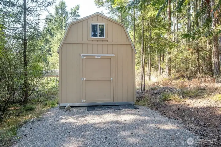 8x10 TuffShed with locking door and floor.
