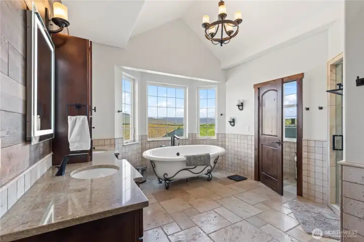 Primary en-suite bathroom