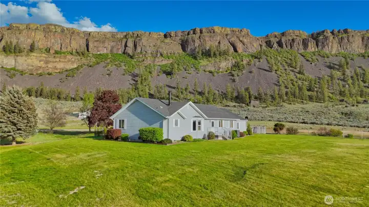 The Coulee Wall rises as a commanding natural backdrop, painting the sky with unforgettable sunrises and glowing, golden sunsets.