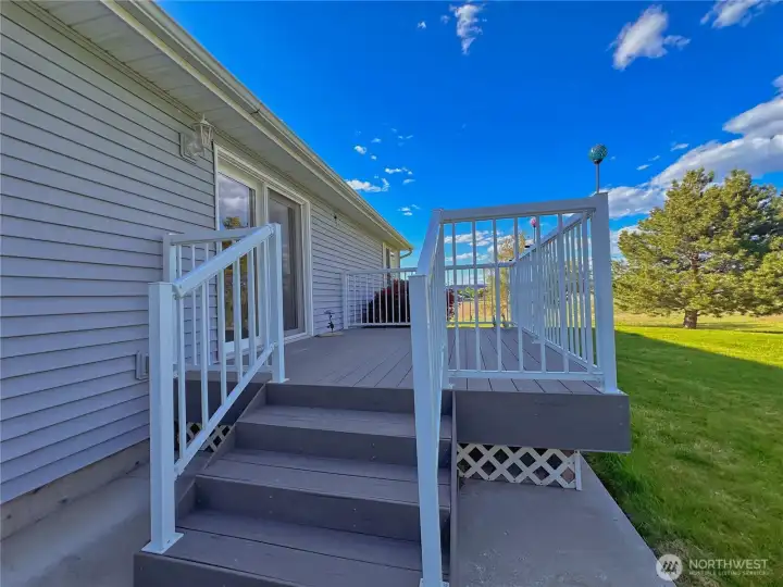 Start your day with coffee and wind down with evening BBQs on the shaded deck and patio, all while taking in the Coulee Wall as it shifts in color throughout the day.