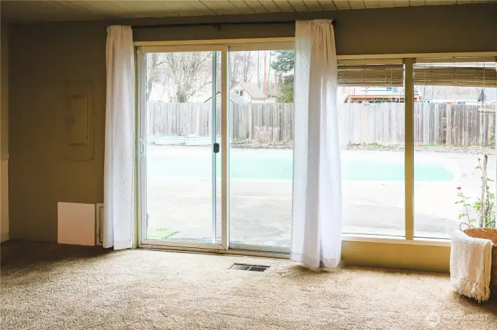 Access to back yard/pool through livingroom. Access to back yard/pool through livingroom.