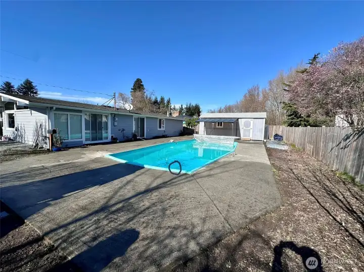 Large back yard. fully fenced. Large back yard. fully fenced.