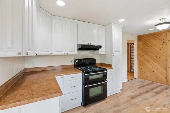 Kitchen offers abundant storage, easy workflow, and a practical layout designed for everyday cooking and entertaining. Kitchen offers abundant storage, easy workflow, and a practical layout designed for everyday cooking and entertaining.