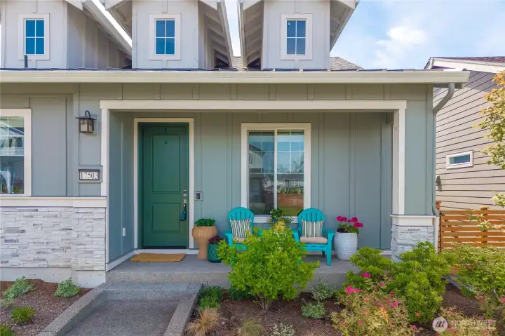 Cute covered front porch.