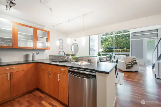 Lovely, well-appointed kitchen, great for entertaining.