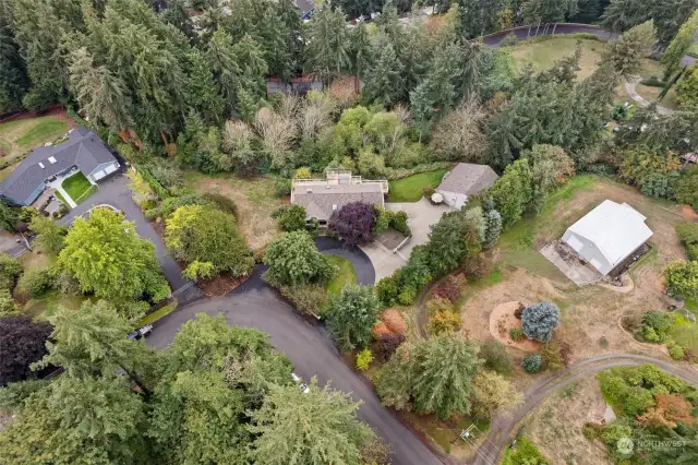 Overview of property featuring circular driveway